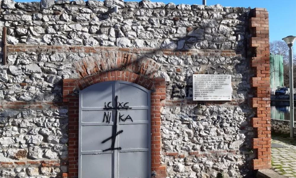 Δράμα: Αναίσχυντοι βεβήλωσαν το Μνημείο του Ολοκαυτώματος